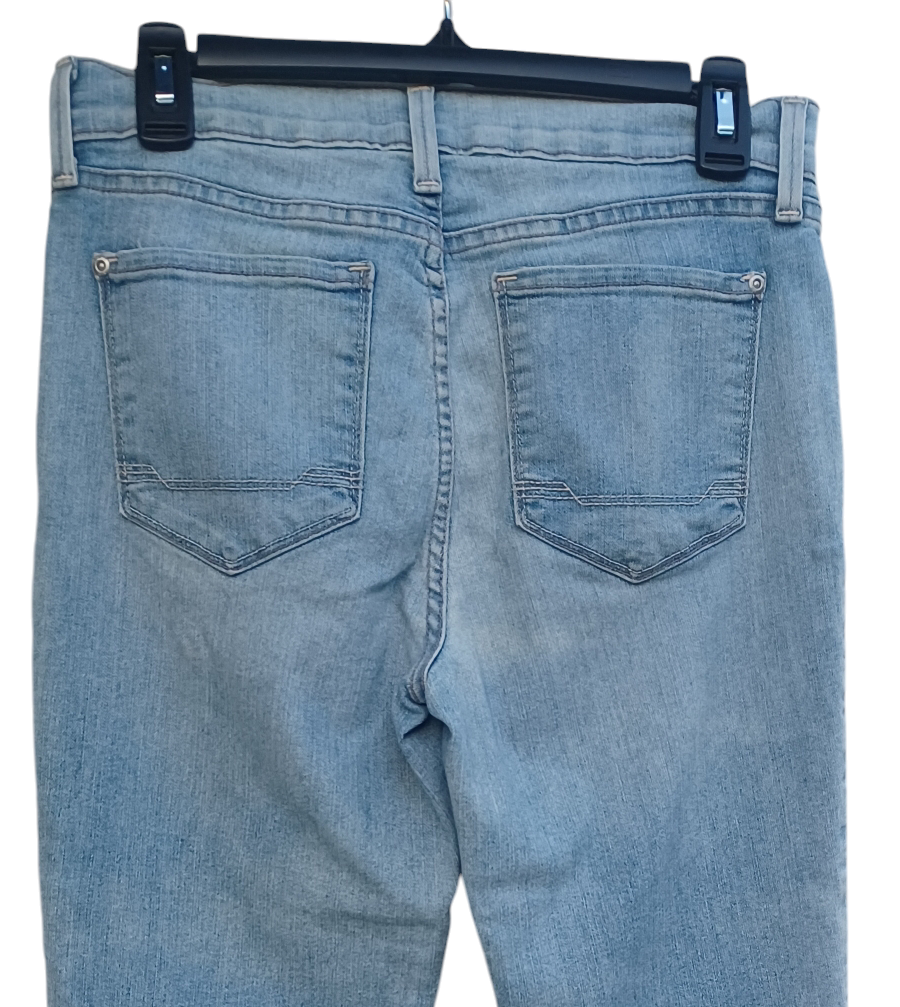 4114.....Preowned NYDJ Cuffed Cropped High Waisted Jeans Size 6