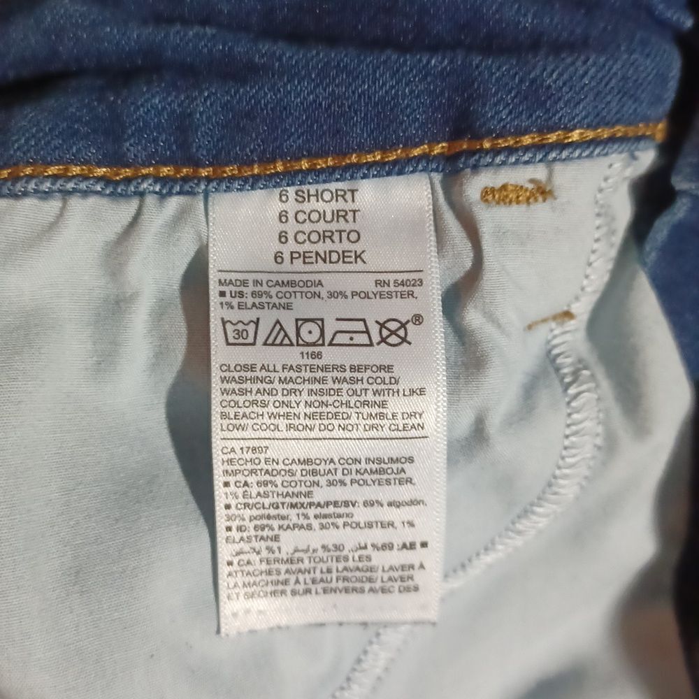 910038.....Old Navy Super Skinny Jeans Size 6short, W26", 25"Inseam 10"Risw