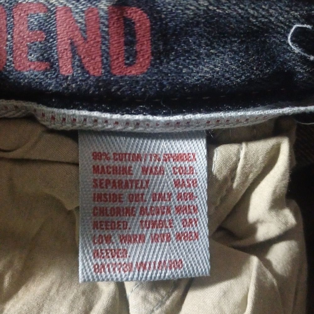 42067......Preowned Mossimo Supply Co. Straight leg Jeans Size 7, W30" 31"Inseam 6"Rise