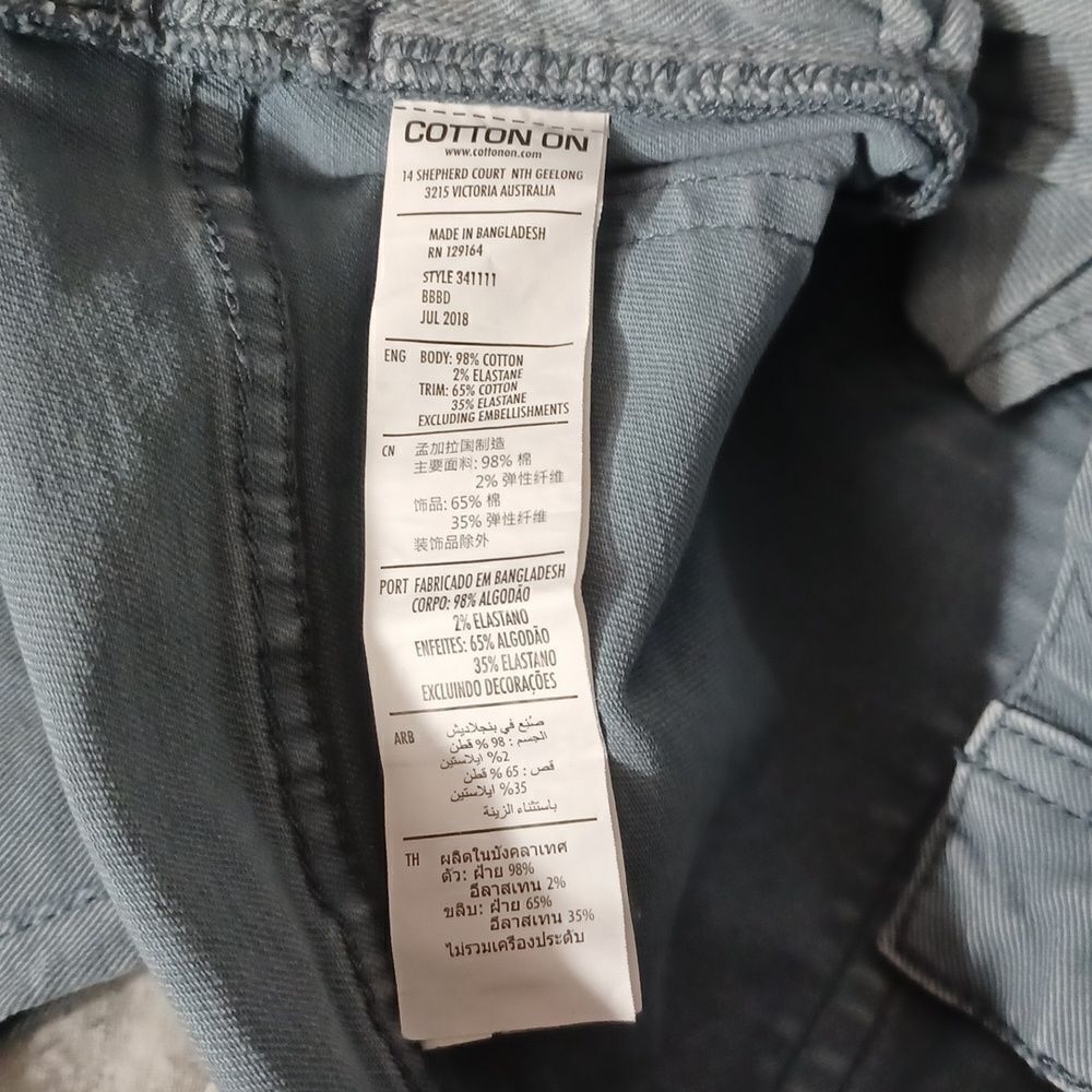 111648......91 Cotton On Straight leg Jeans Size 30, 30"Inseam 10"Rise