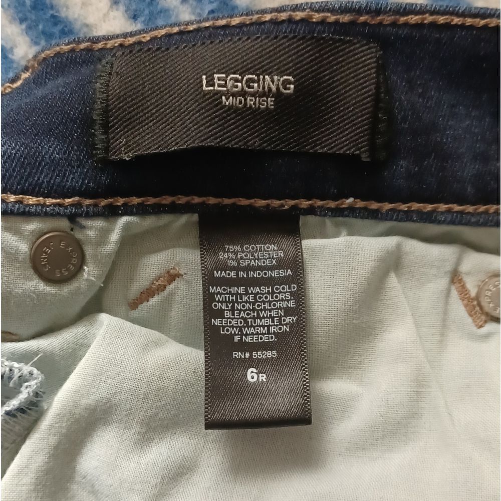 571221....Express Destroyed Skinny Jeans Size 6R, W28" 29"Inseam 9"Rise