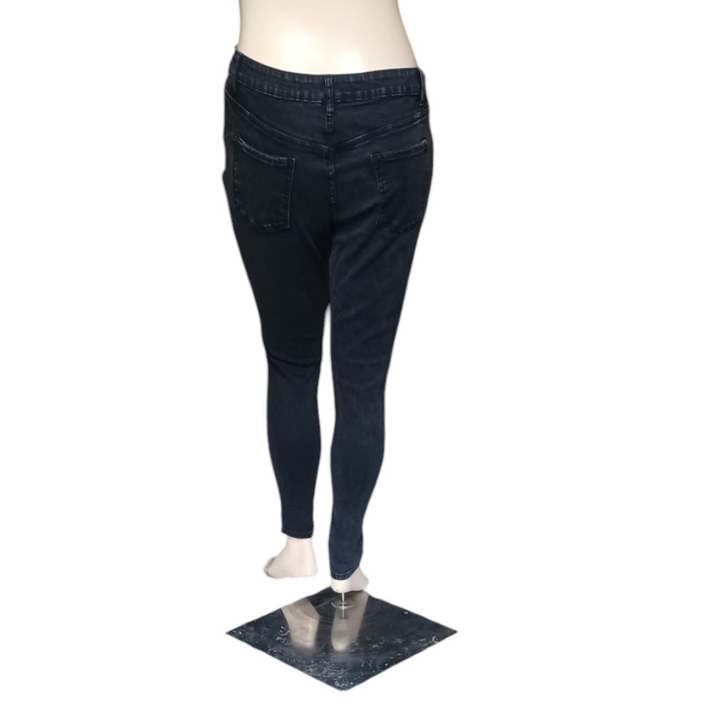 8105...Chic Denim Jeans Size 16, W34" 27"Inseam 11"Rise