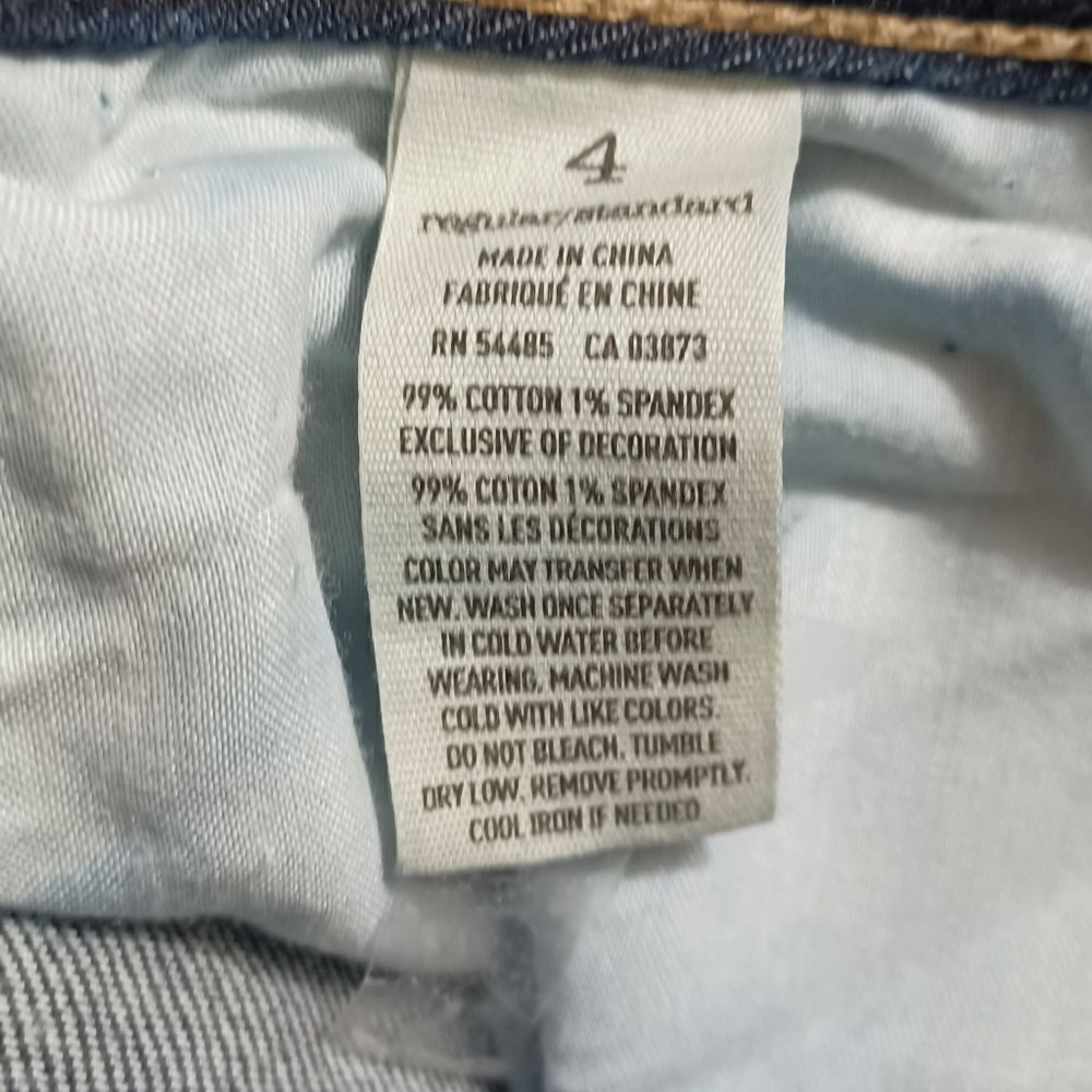 578121....American Eagle Size 4, W28", 23" Inseam 7" Rise