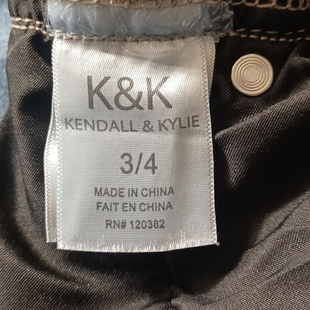 688145....Kendall & Kylie Skinny Jeans Size 3/4