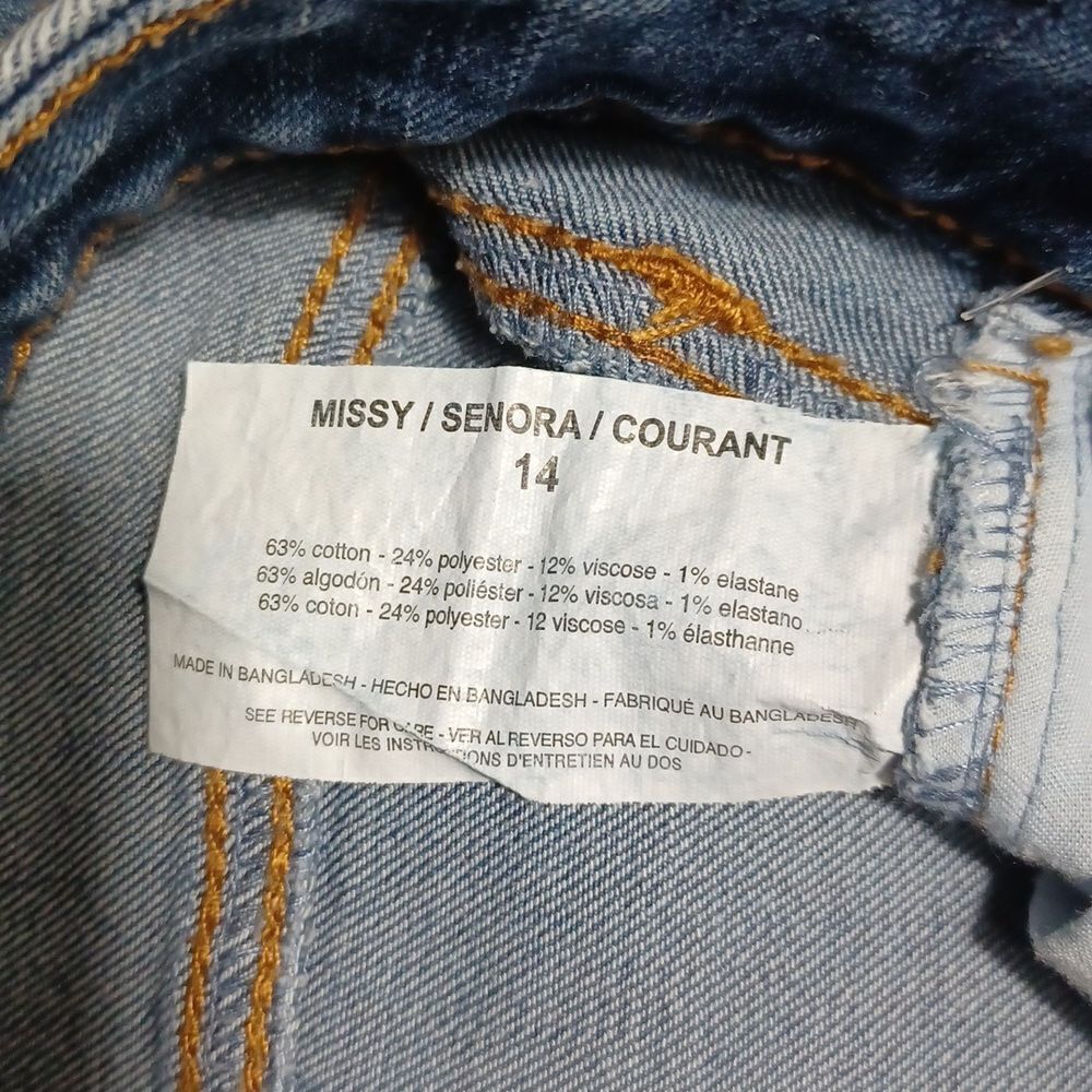 588721...Gloria Vanderbilt Crop Jeans Size 14, W30" 15"Inseam 11"Rise