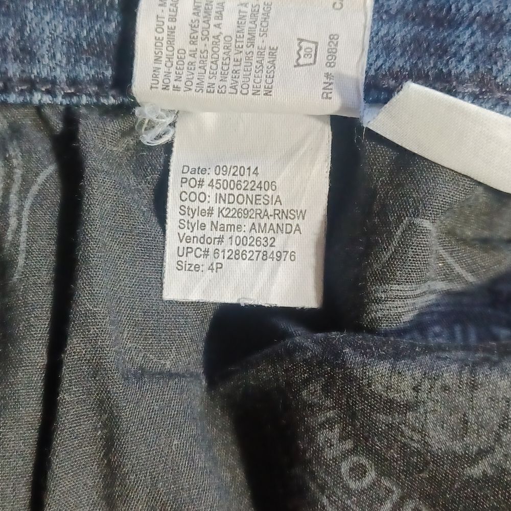 589021...Gloria Vanderbilt Straight leg Jeans Size 4P, W26" 27"Inseam 9"Rise