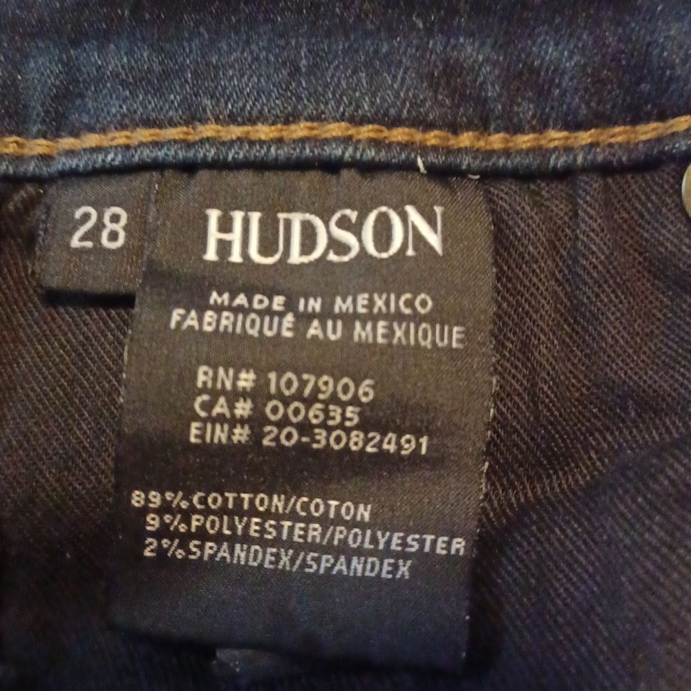700018....Hudson Straight leg Crop Jeans Size 28, 23"Inseam 7"Rise