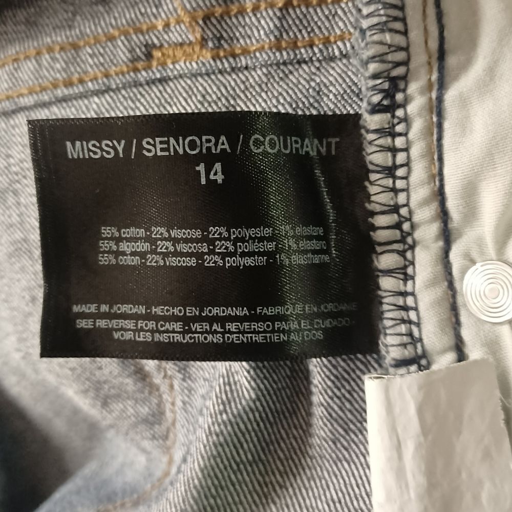 690747....Nine West Skinny Ankle Jeans Size 14, W32" 26"Inseam 11"Rise