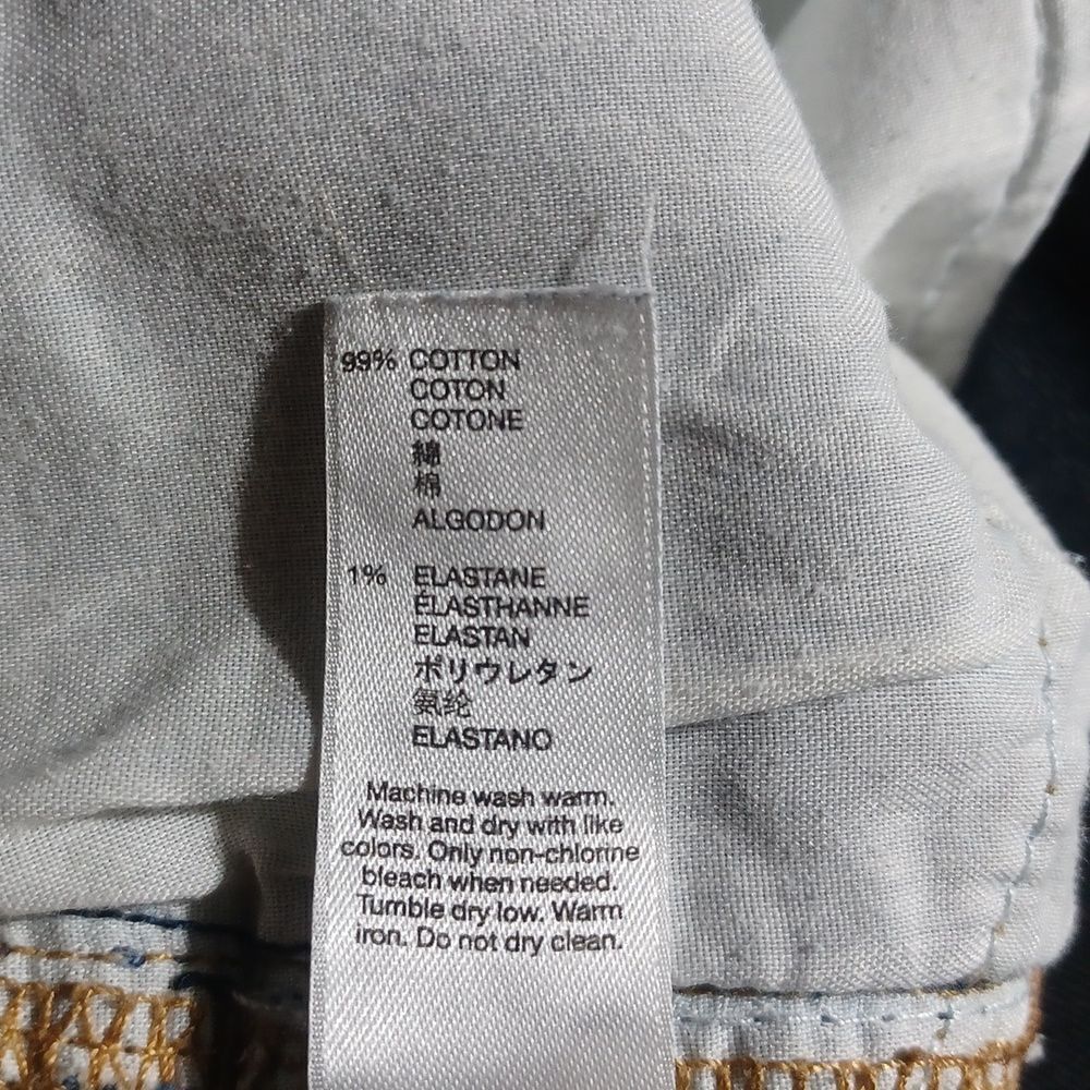 6124..Gap Jean Shorts Size 4/27 7" Rise