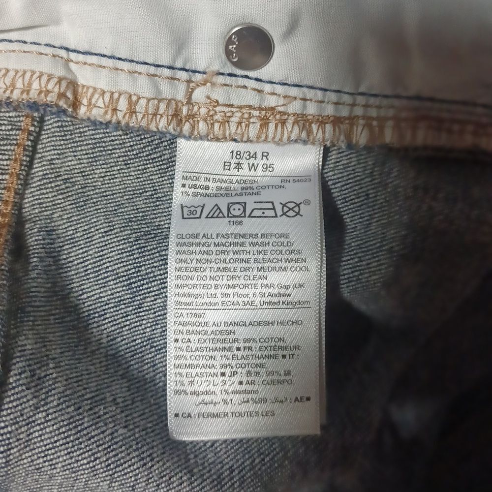 61327....Gap Real Straight Fit Jeans Size 18/34R, 9" Rise, 28" Inseam