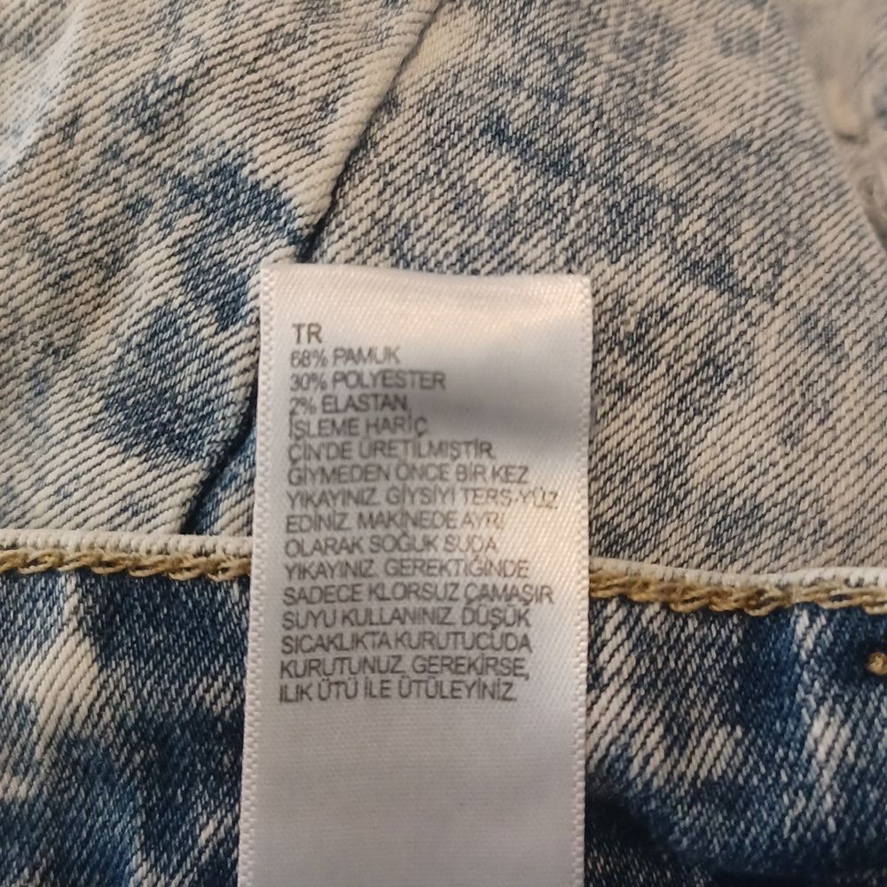 598230....Aeropostale Short Jeans Size 28, 26"W, 9"Inseam, 9"Rise
