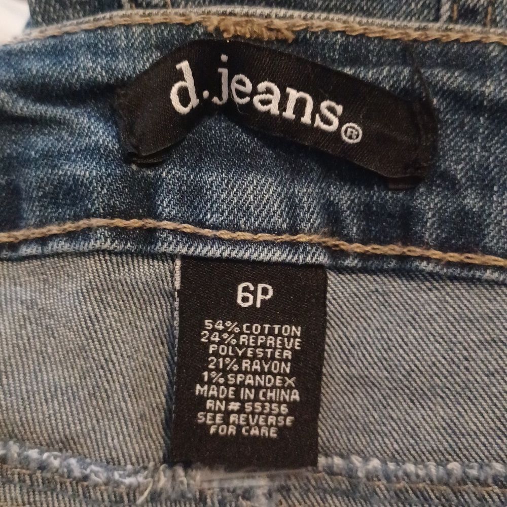 602430.....d.Jeans High Waist Bermuda Shorts Size 6P, W27, 8 1/2"Inseam 9"Rise