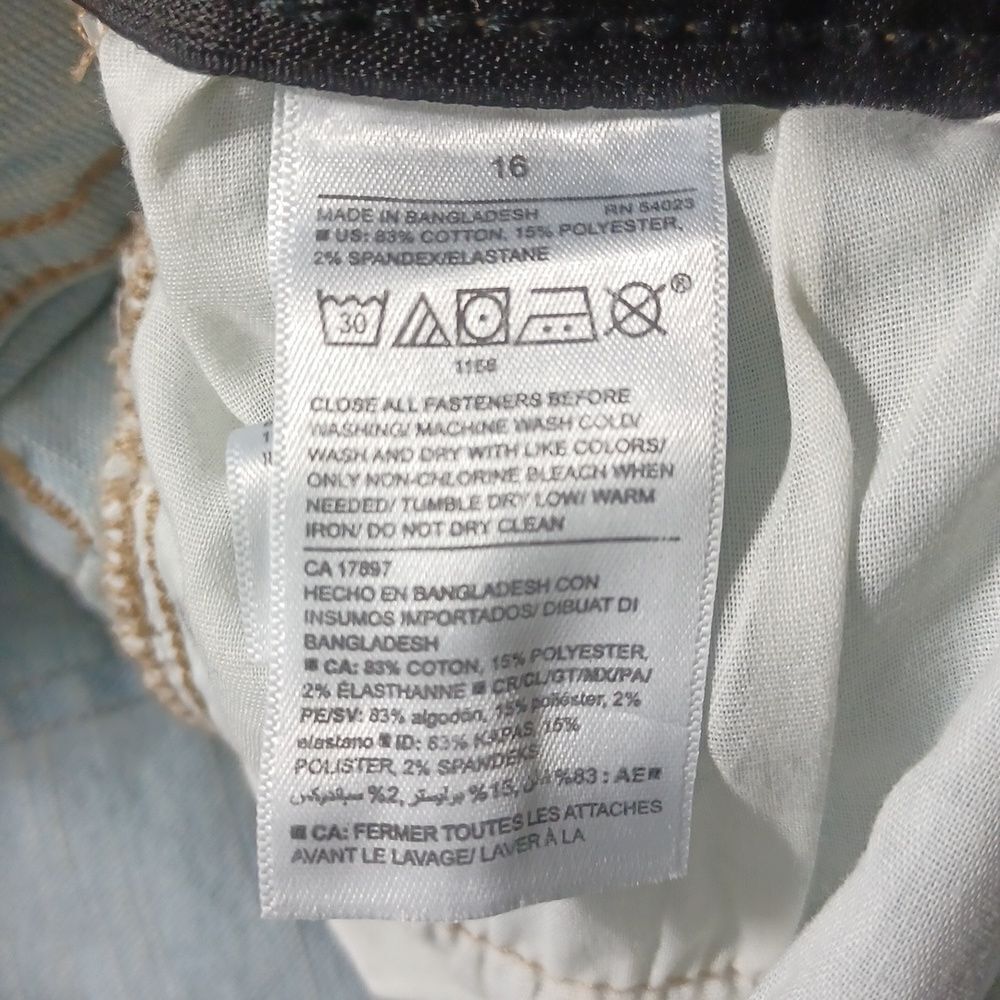 617512....Old Navy Light Wash Jean Shorts, 16 W26" 8"Inseam. 10"Rise.