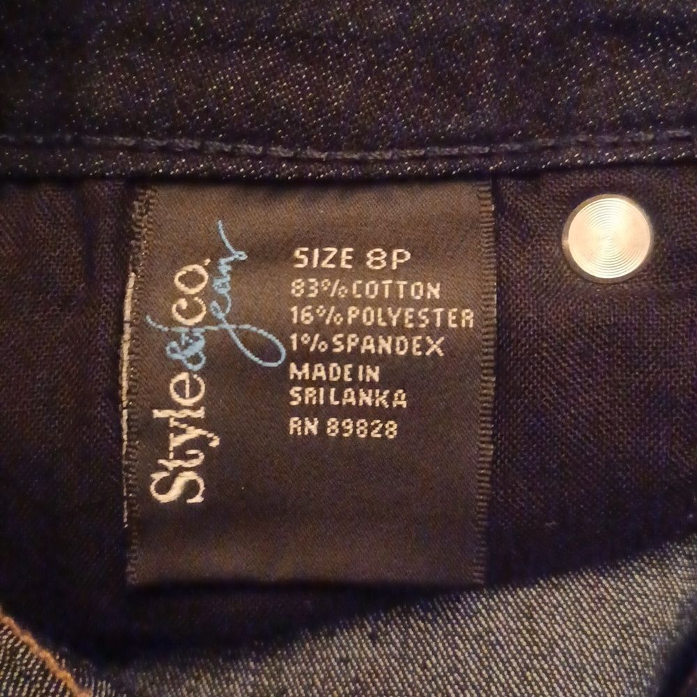 628337...Style&Co Crop Jeans Size 8P, W28" 16"Inseam 9 1/2"Rise