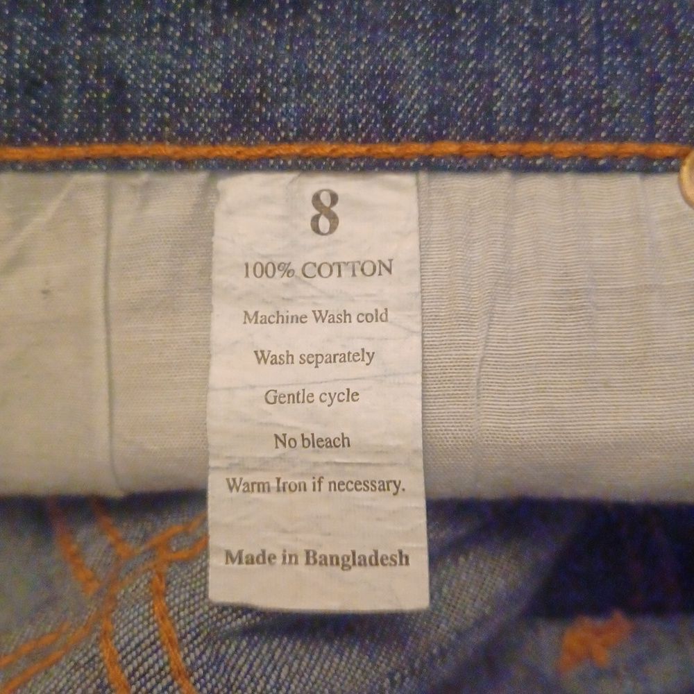 430537....Dark Wash Crop Jeans Size 8