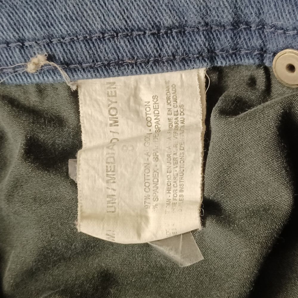 692823....Gloria Vanderbilt Straight leg Jeans Size 8, W26" 28"Inseam 11"Rise