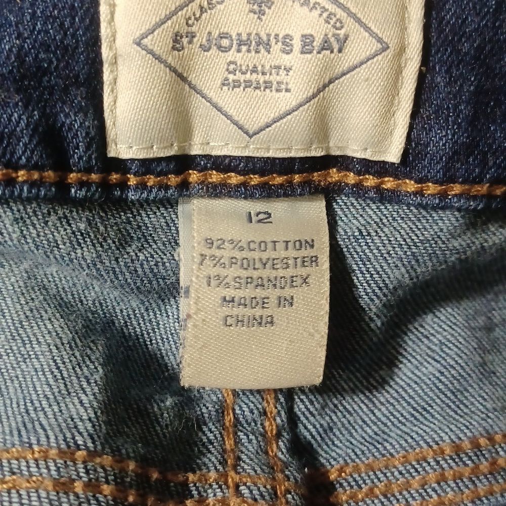 64873...St John's Bay Capri Jeans Size 12, W32" 21"Inseam 10"Rise