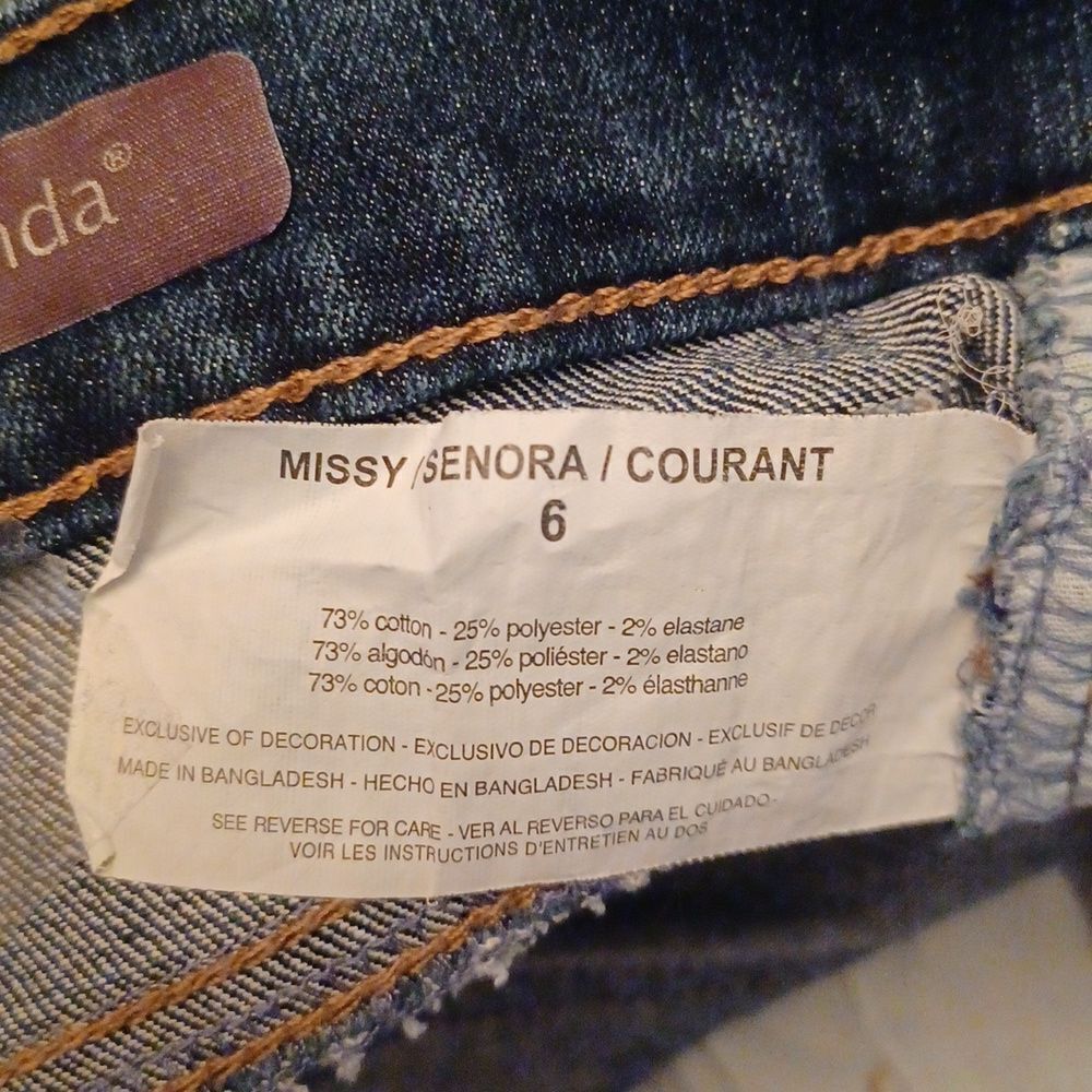 680724....Gloria Vanderbilt Straight Leg Jeans Size 6, W28" 29"Inseam 10"Rise