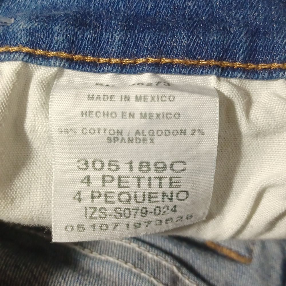 700384...Lee Relaxed Straight leg Jeans Size 4P, W28" 27"Inseam 10"Rise