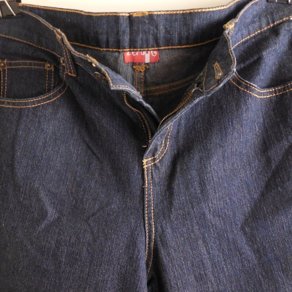 430516....Women's Crop Jeans Size 8