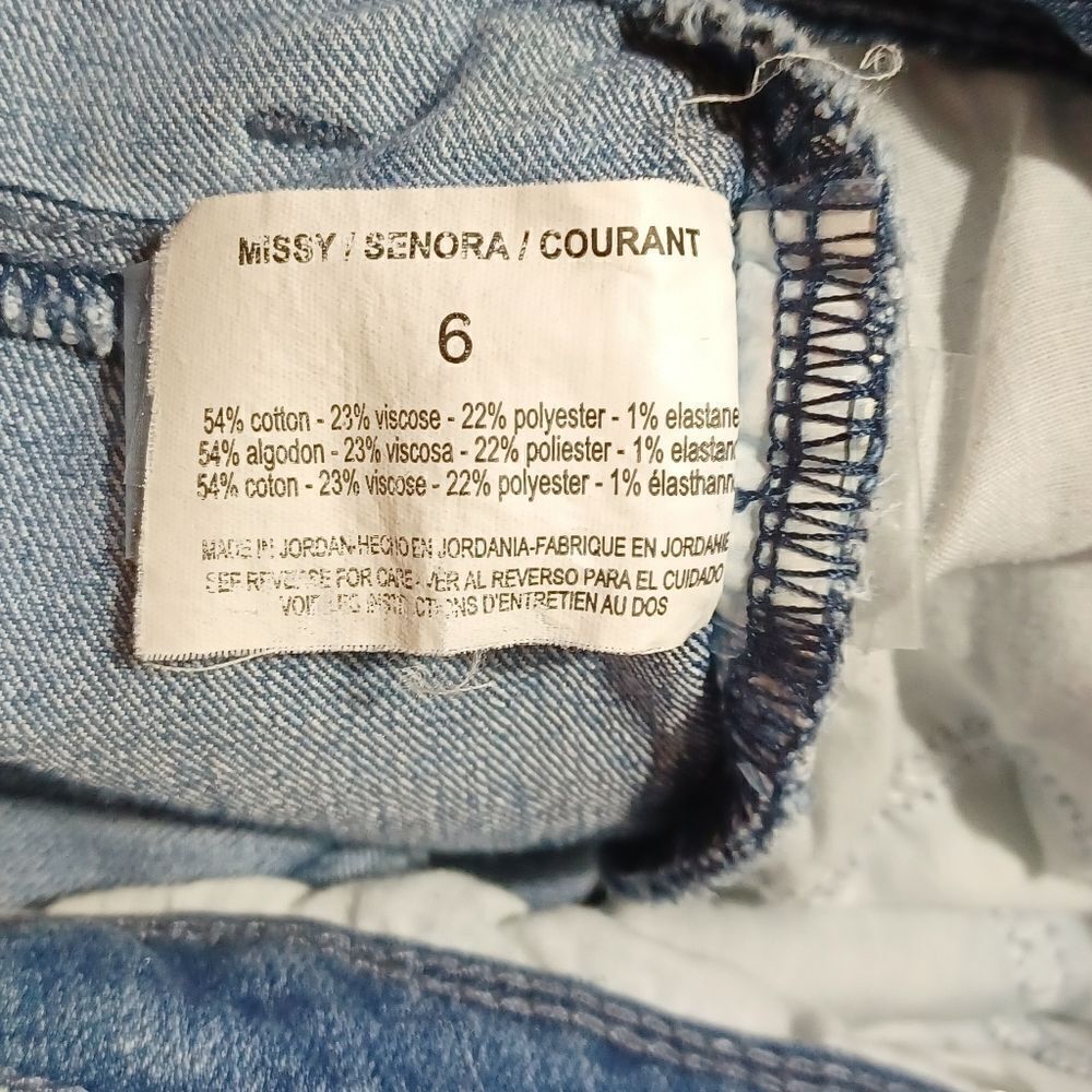 686945....Bandolino Ankle Crop Jeans Size 6, 30" Waist 24" Inseam 10" Rise