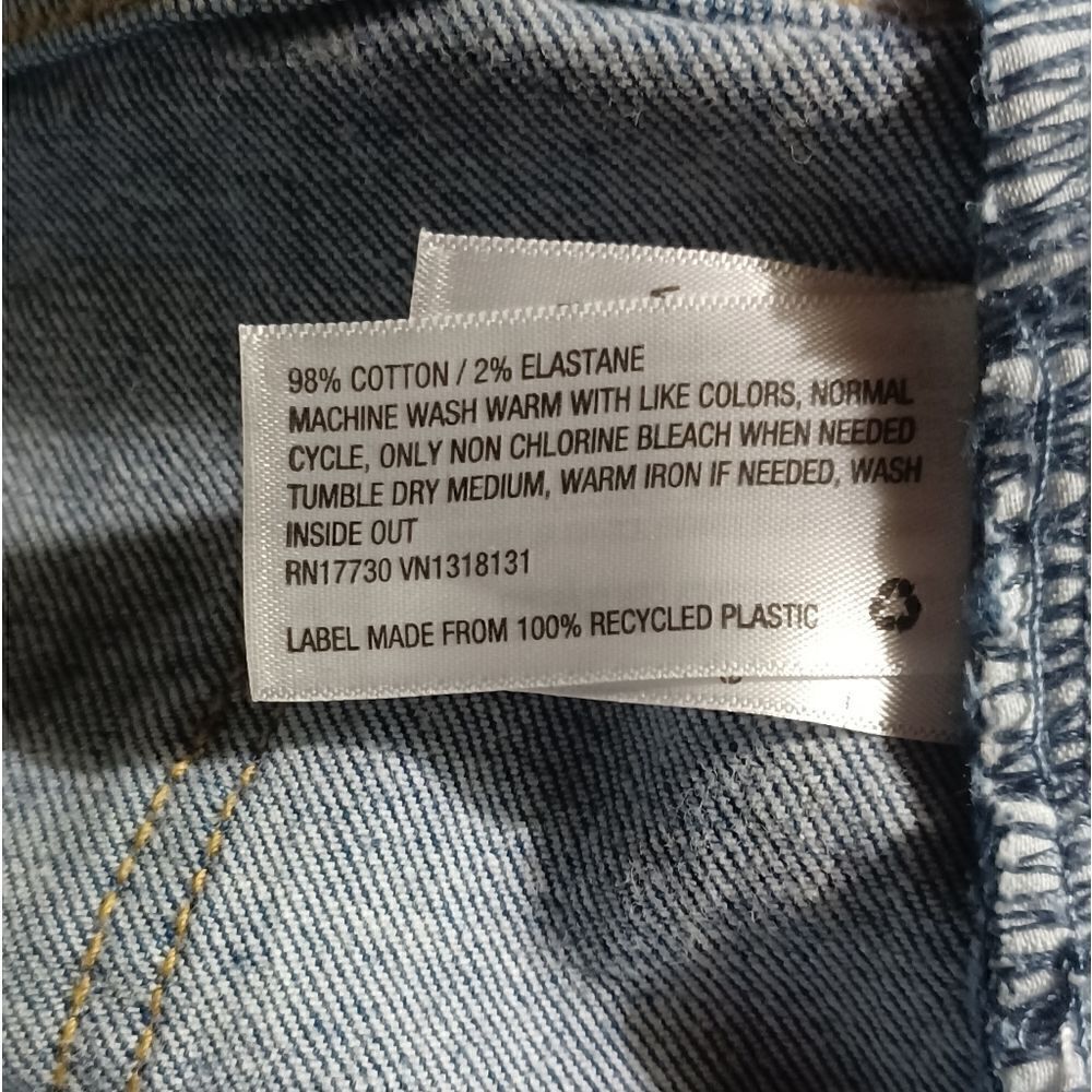 694940....Universal Thread Straight leg Jeans Size 8R, 28"W 26" Inseam 10" Rise