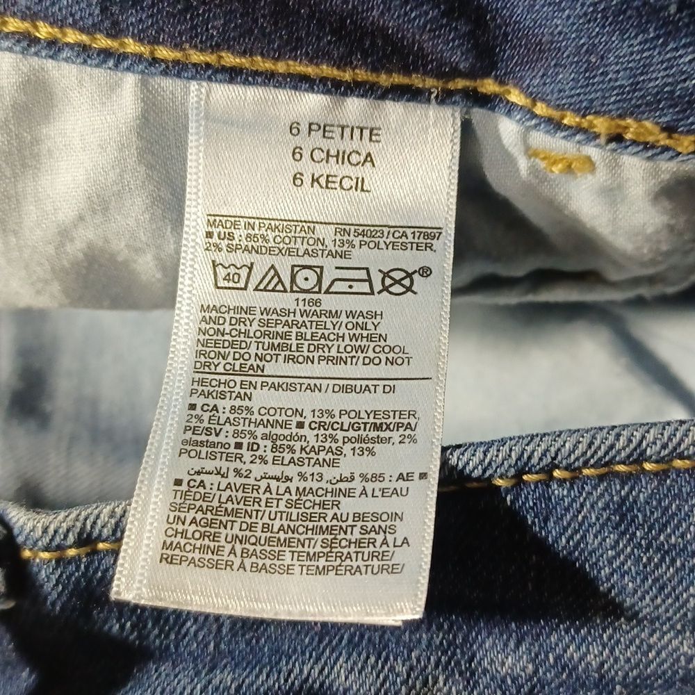 Sku# 7003117.....Old Navy Skinny Jeans Size 6P W26" 25"Inseam 9"Rise