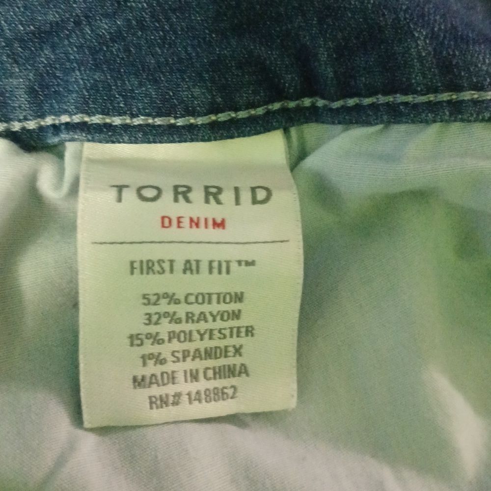 668943....Torrid Skinny Jeans Size 16XS, W34" 24"Inseam 10"Rise