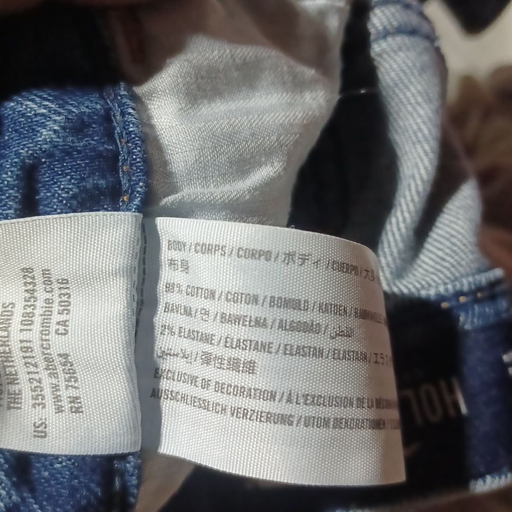 69701....Hollister Jeans Size 3S, W26 L22, 9"Rise