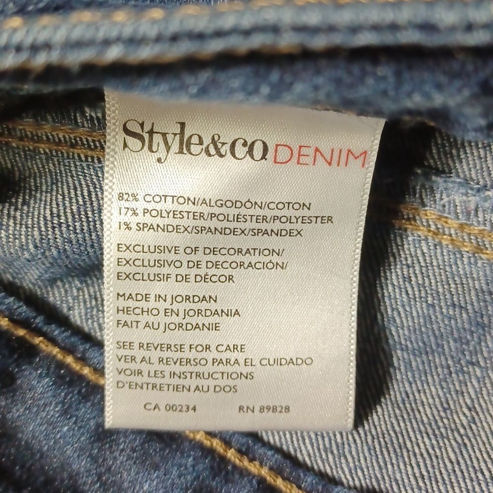 432910...Style&Co Straight leg Jeans Size 6, W28" 27"Inseam 9"Rise