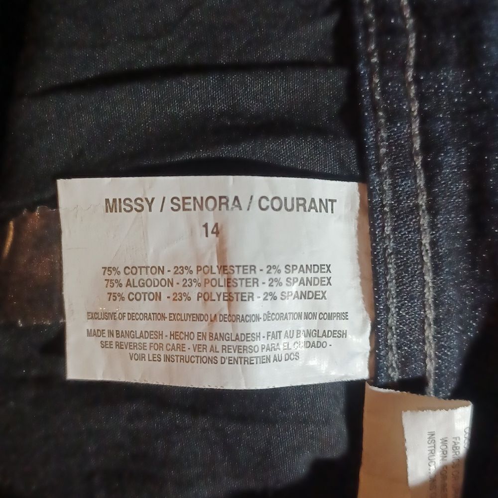 518320...Gloria Vanderbilt Crop Jeans Size 14, W16" 18"Inseam 12"Rise
