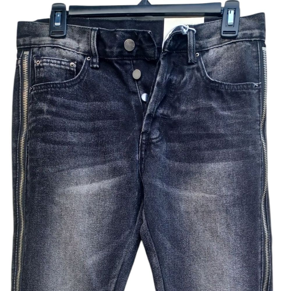 8181.....mnmi Straight Leg Jeans Size 28, 32" Inseam 10" Rise