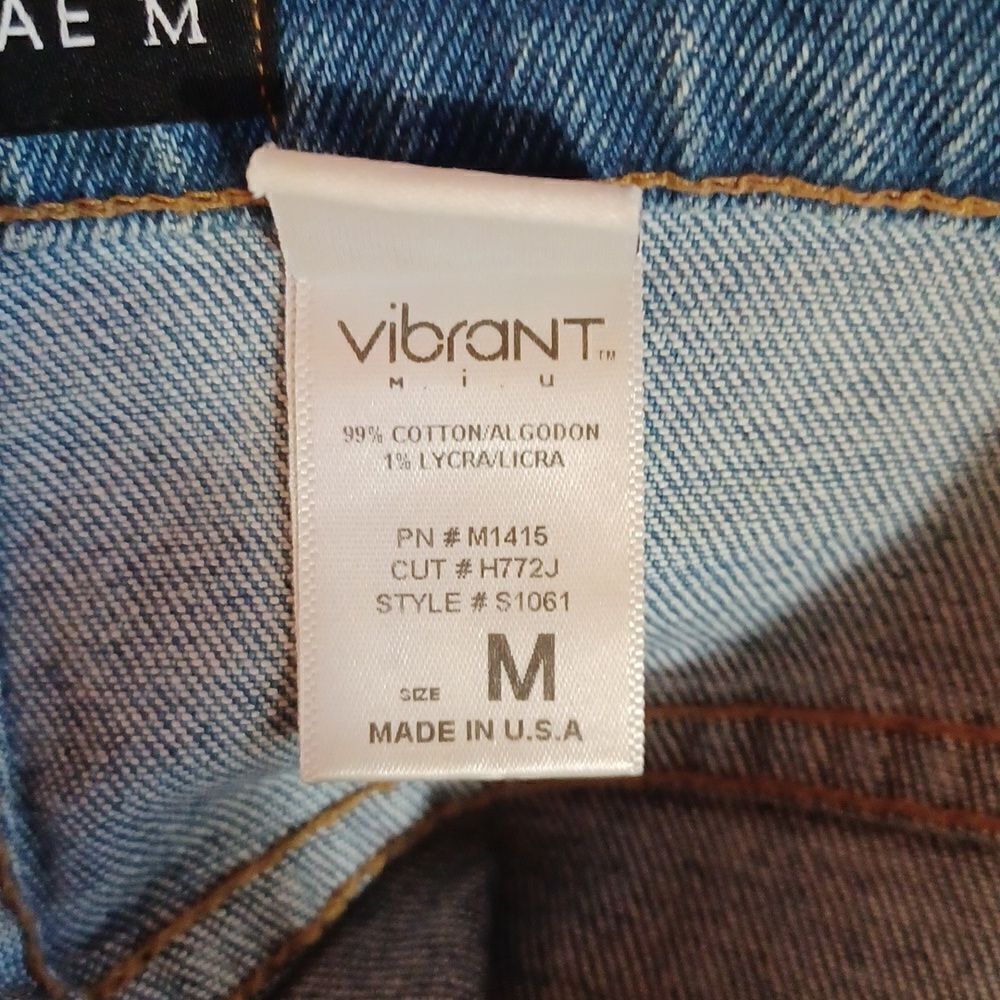 620848....GIA monae Jean Shorts Size M, W27" 11"Inseam 2"Rise