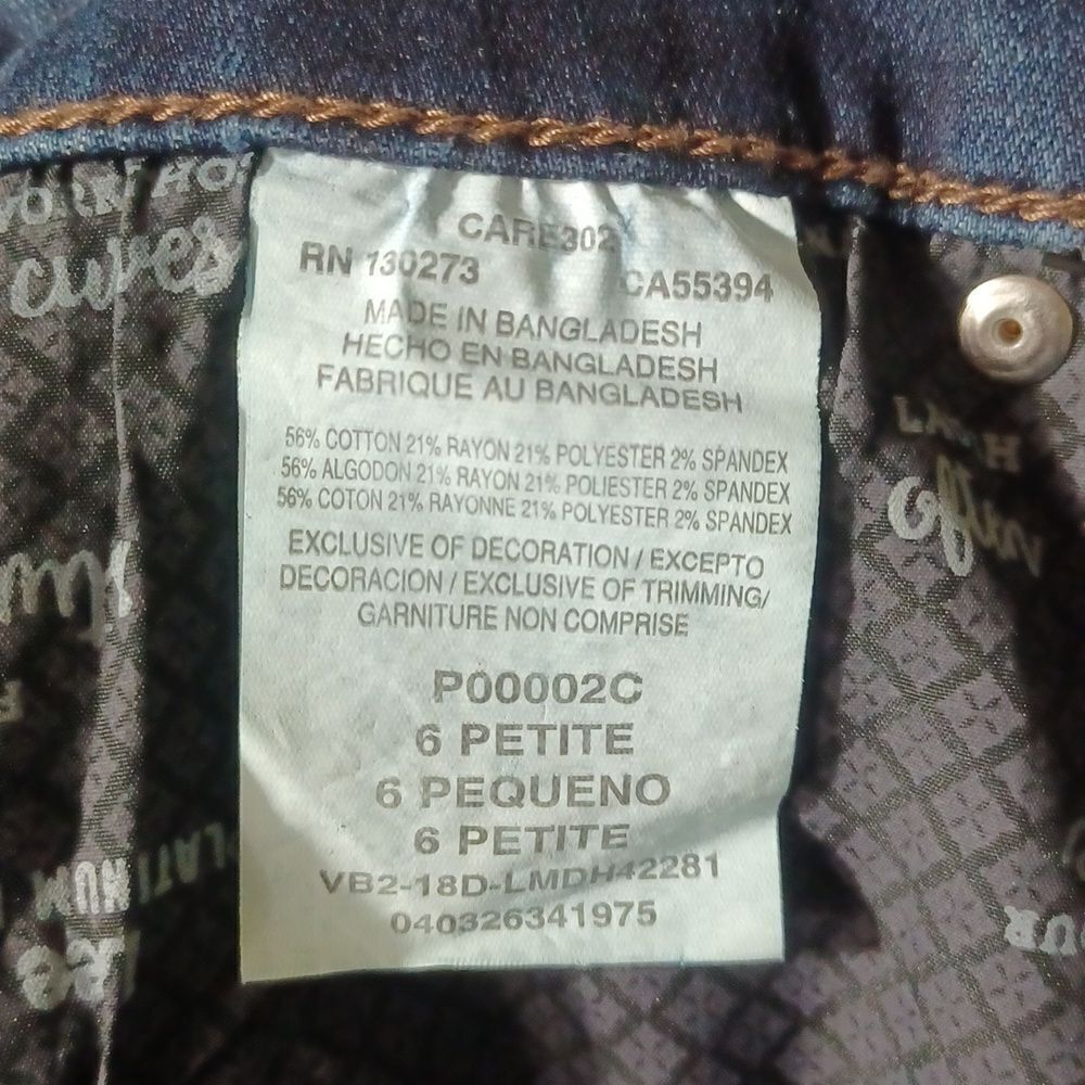 534328....Lee Classic Straight leg Jeans Size 6P, W27" 27 1/2"Inseam 9 1/2" Rise