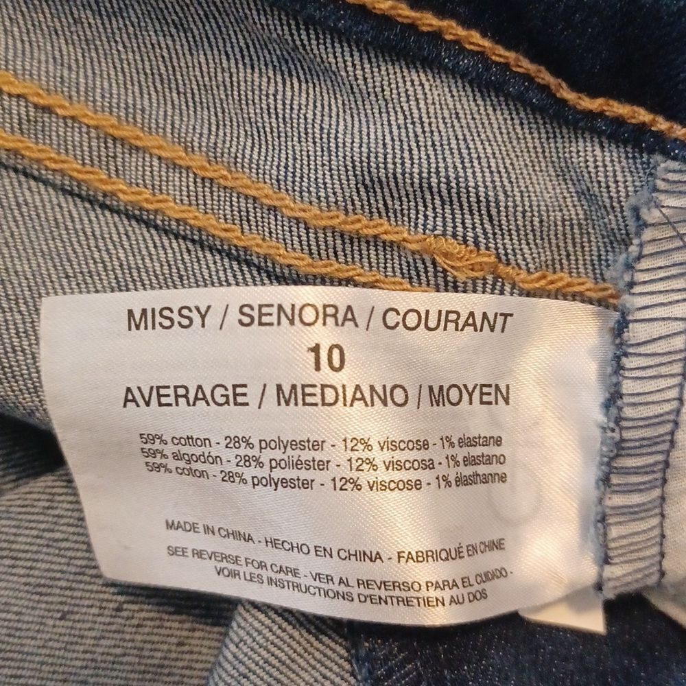 615830....Nine West Straight Ankle Jeans Size 10, W30" 26"Inseam 10"Rise
