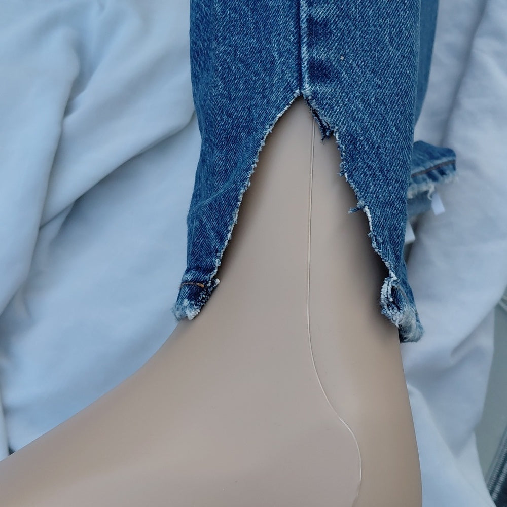 8213....501 Levis Distressed Blue Jeans Size W28 L32