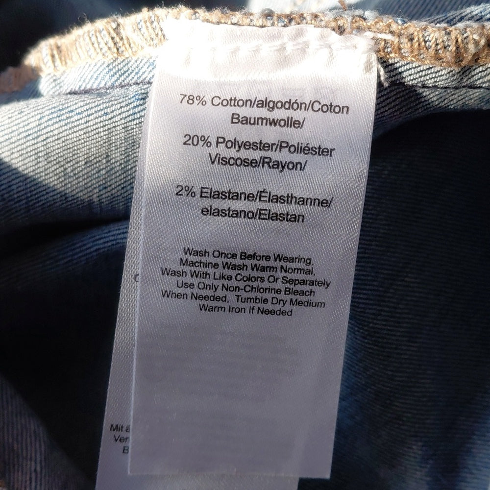 7047.....DKNY Denim Shorts Size 28/6, 9" Rise
