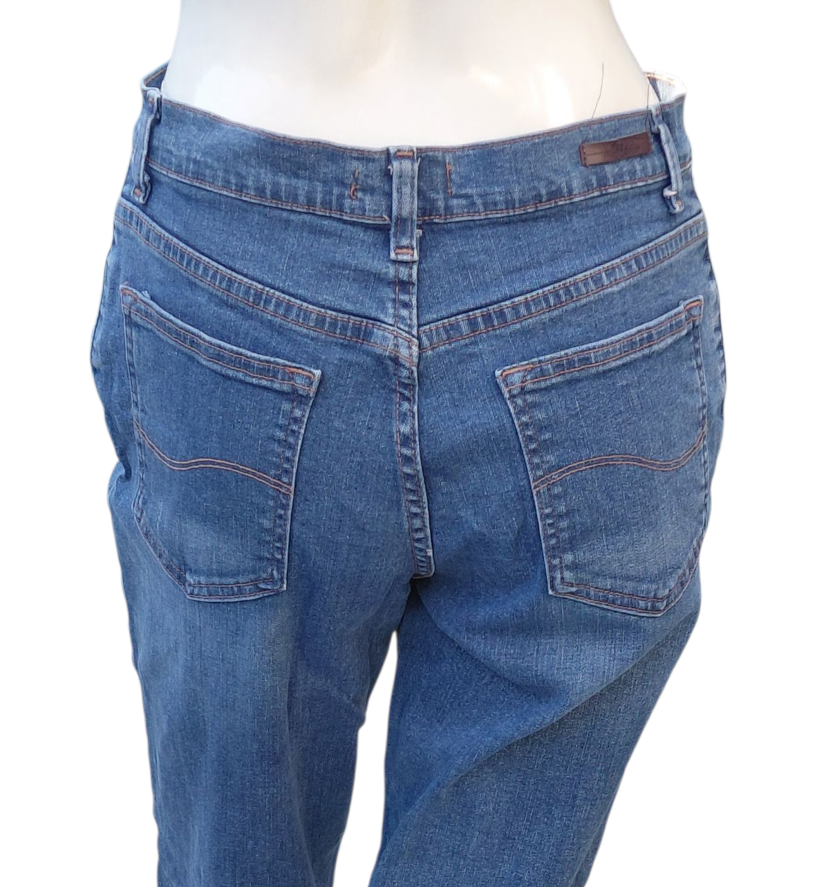 700384...Preowned Relaxed Straight leg Jeans Size 4P, W28" 27"Inseam 10"Rise