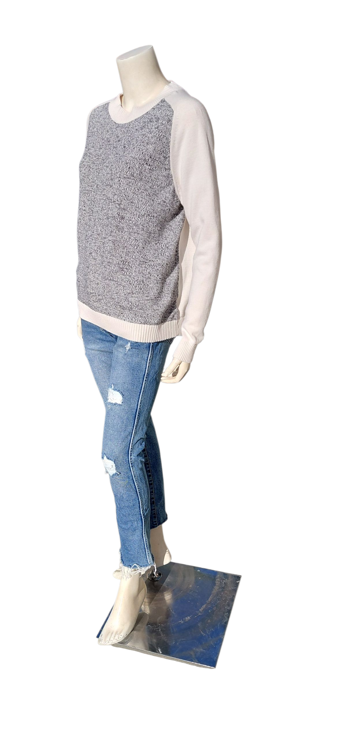 9318....Women's Preowned Long Sleeve Pullover Sweater Size Medium