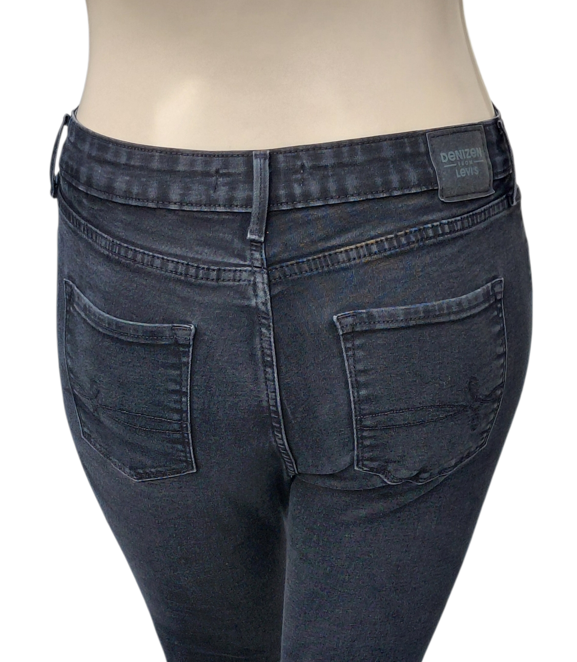 8266.....Preowned Denizen by Levi's Skinny Jeans Size 10 W30