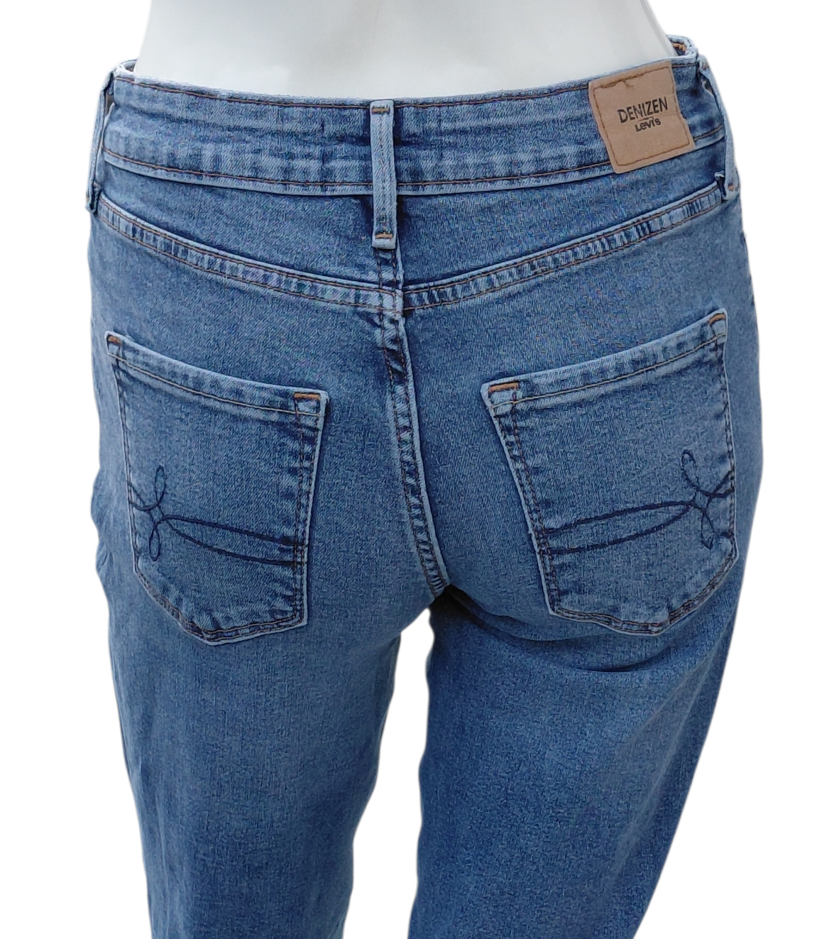 697910.....Preowned Denizen by Levi's Mid-Rise Boyfriend Jeans Size 2 W26