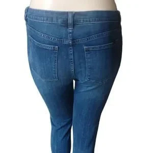 648632.....JLO Straight leg Jeans Size 8, Preowned and in Excellent Condition