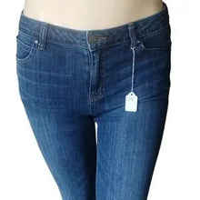 Load image into Gallery viewer, JLO Straight leg Jeans Size 8, Preowned and in Excellent Condition
