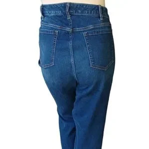 685946.....Preowned Torrid Boyfriend Straight leg Jeans Size 26R, Preowned and in Excellent Condition