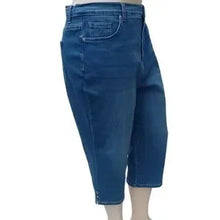 Load image into Gallery viewer, Gloria Vanderbilt Amanda Crop Jeans Size 22W, Preowned and in Excellent Condition
