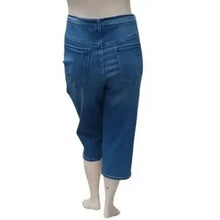 Load image into Gallery viewer, Gloria Vanderbilt Amanda Crop Jeans Size 22W, Preowned and in Excellent Condition
