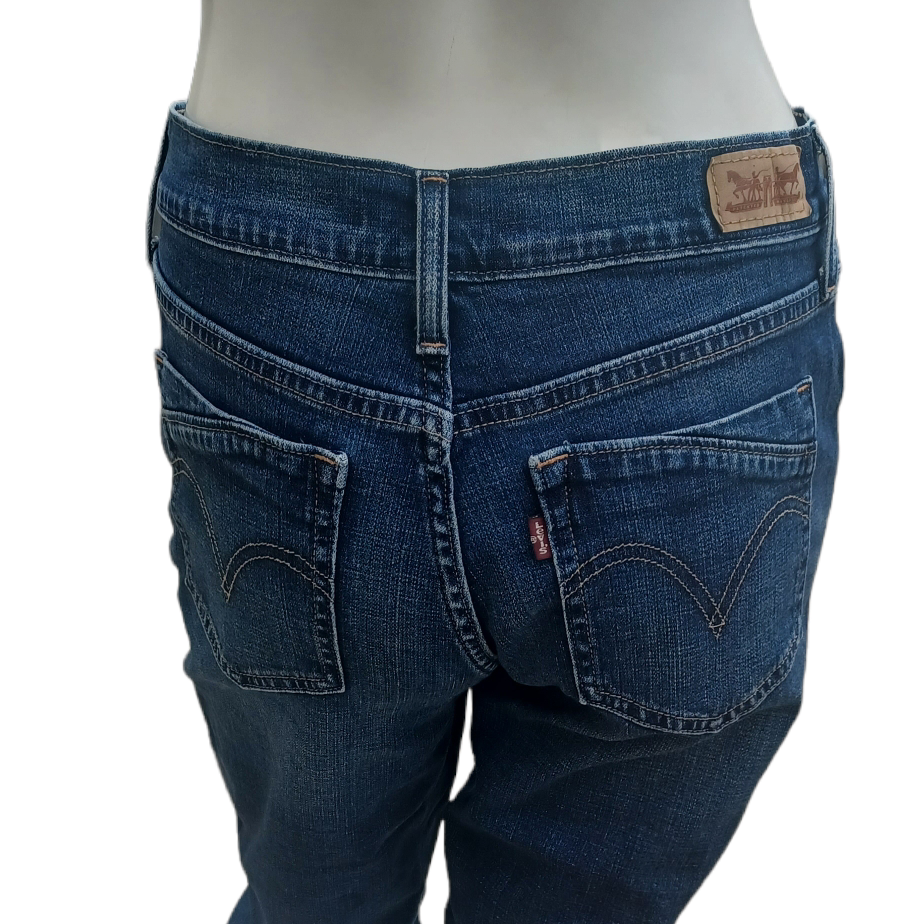 Sku 43235....PRE-OWNED Levi & Co. Crop Jeans Size 4