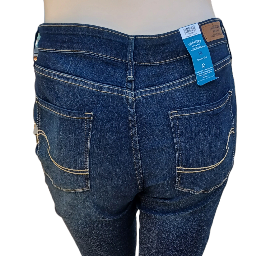 533635.....New Signature Levi Strauss Bootcut Jeans Size 16M