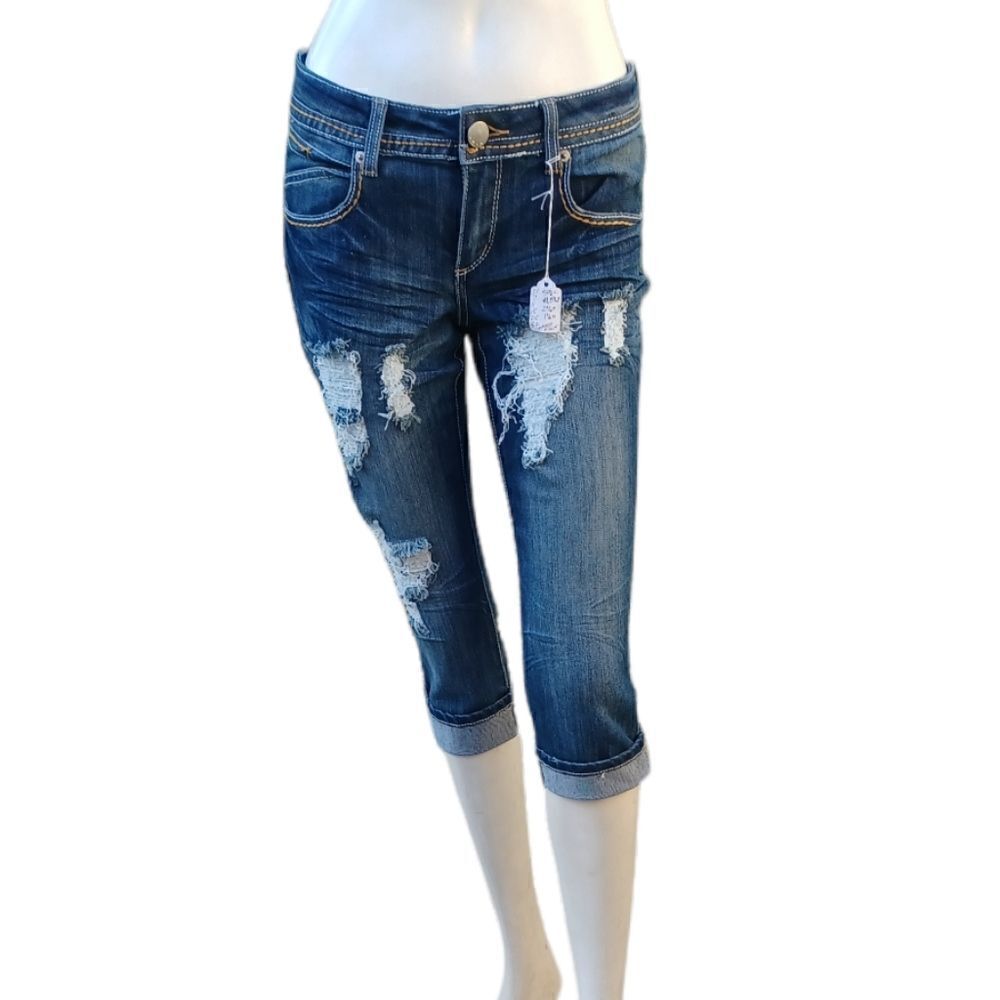 55289....No Boundaries Crop Jeans Size 7, W27" 18"Inseam 7 1/2"Rise