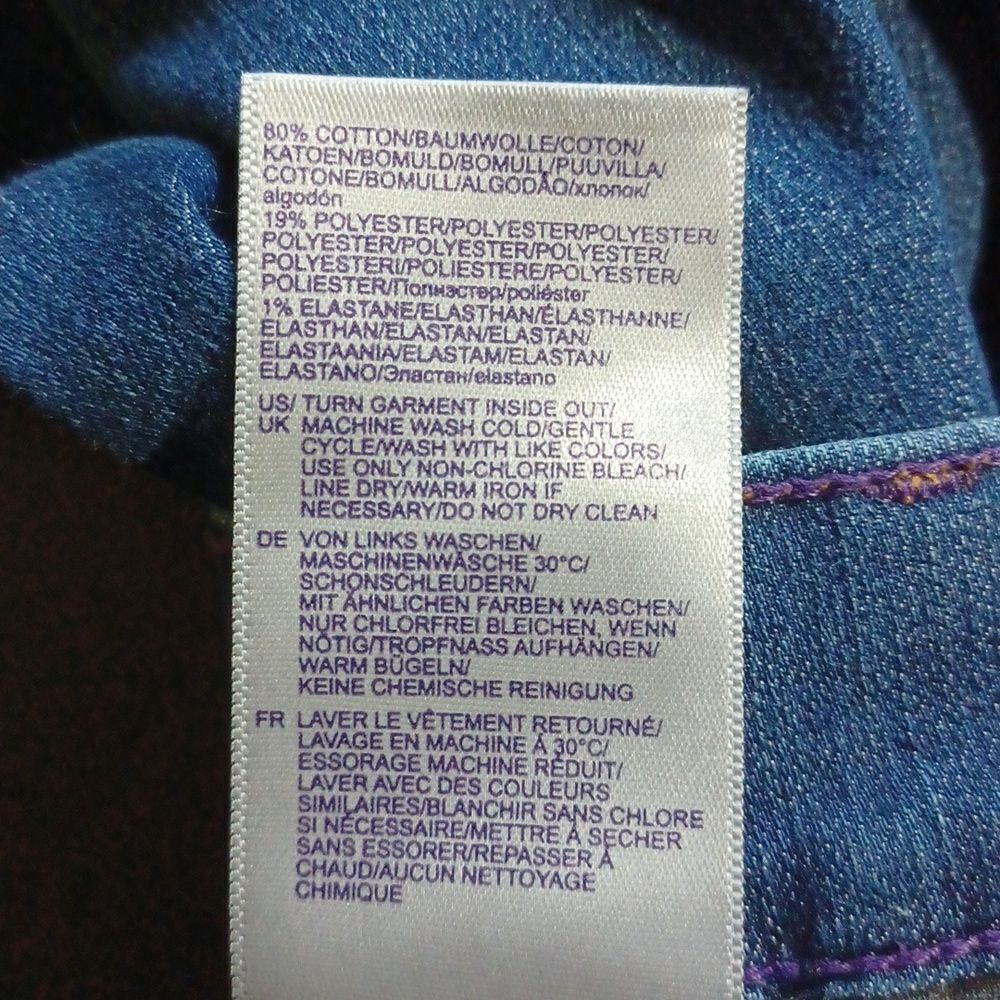 671944.....NYDJ Crop Jeans Size 6P, 19" Inseam